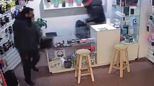 Dos delincuentes entraron a un negocio, se llevaron más de $20 millones en celulares y reventaron una caja fuerte