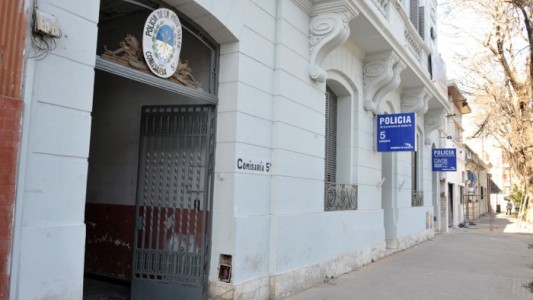 Rosario: Detuvieron a un policía sospechado de ingresar celulares a los reclusos de una comisaría