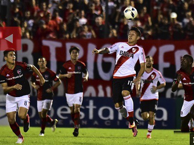 Newell's ganó con un penal de Scocco y River se volvió sin nada de Rosario