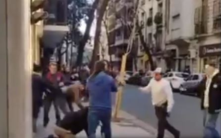 Un colectivo y una camioneta chocaron: un encargado de edificio intentó mediar y recibió una golpiza