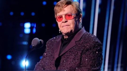 El difícil momento de Elton John: perdió la vista en un ojo