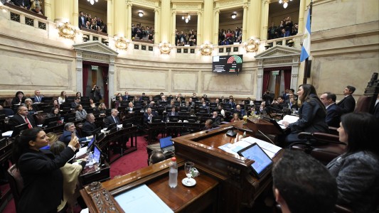 Al borde de otra derrota legislativa, el Gobierno logró postergar una sesión clave en el Senado