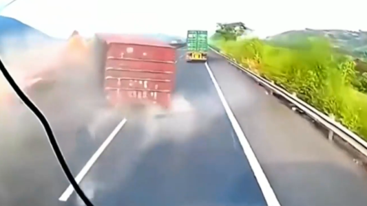 Pánico en una autopista china: el momento en que un container se suelta de un camión en movimiento