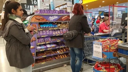 Rosario: prohíben productos "ultraprocesados" en zona de cajas de supermercados