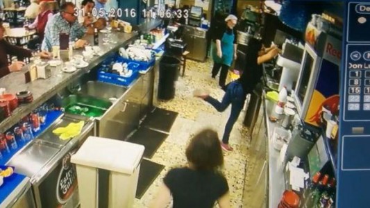 Video: la increíble forma en la que una camarera evita que se rompa una taza