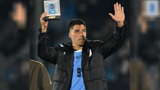 La Asociación Uruguaya de Fútbol le obsequió un arco a Luis Suárez por su trayectoria