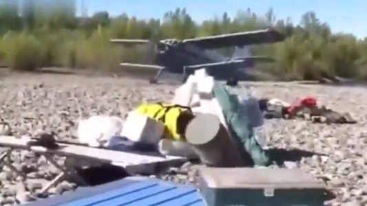 El impactante aterrizaje de un avión a metros de un pícnic a la orilla del rio