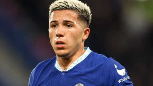 Siguen los problemas para Enzo Fernández en Inglaterra: le suspendieron la licencia de conducir por seis meses