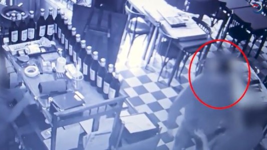 Rosario: detuvieron a un hombre por amenazar a una moza en un bar e irse sin pagar