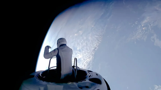Dos astronautas de Elon Musk hicieron la primera caminata espacial privada de la historia