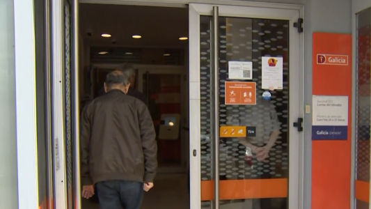 Ingresó armado a un banco, le robó $20 millones a un cliente y huyó