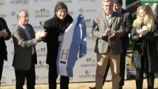 Milei visitó La Rural después del atentado contra la sede de esa entidad