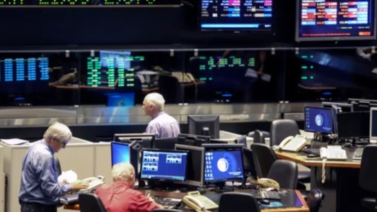 Subieron los bonos y el riesgo país cayó debajo de los 1.400 puntos tras el discurso de Milei