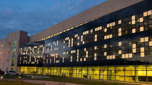 Un adolescente de 15 años sufrió un golpe en la cabeza durante una pelea callejera en Córdoba: se encuentra en estado crítico