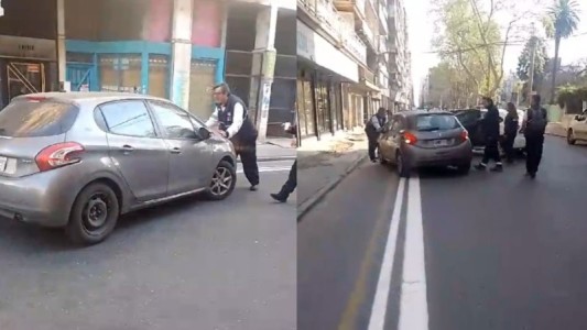 Video: estacionó mal, se negó a que la grúa se lleve su auto y aceleró con un inspector por delante