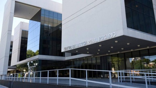 Rosario: Dictaron prisión preventiva para una joven que abandonó a su bebé en una caja y falleció