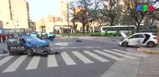 San Telmo: un patrullero chocó contra un auto y hay dos policías gravemente heridos
