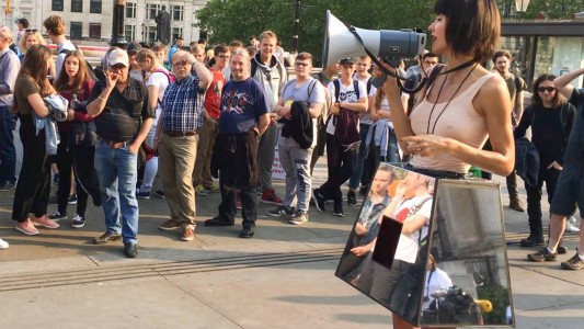 Detuvieron a una artista que invitaba a la gente a tocarle sus partes íntimas