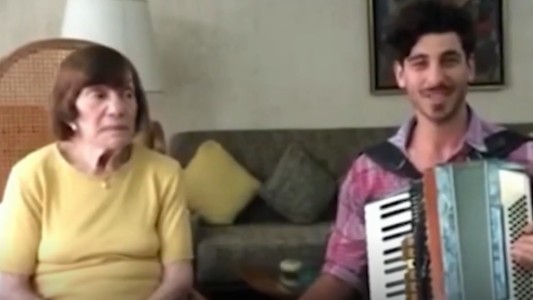 Historias Únicas: su abuela fue diagnosticada con Alzheimer y dejó de reconocerlo, pero él encontró la forma de volver a conectar con ella