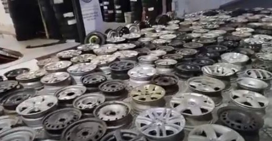Cayeron falsificadores de autopartes: redibujaban cubiertas usadas para volver a venderlas