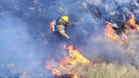Incendios en Córdoba: imputaron a un hombre por agredir a bomberos