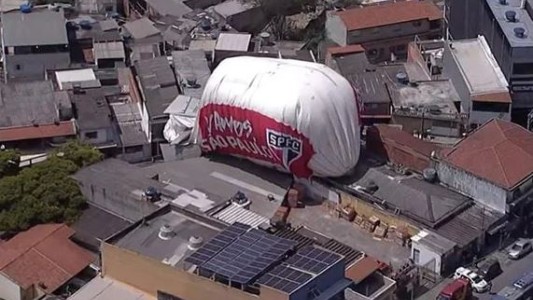 Brasil: un dirigible del club São Paulo se estrelló contra unas viviendas y una persona resultó herida
