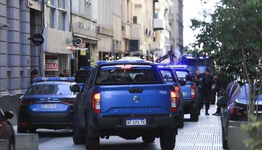 Dos policías fueron detenidos por reemplazar un preso a cambio de dinero cuando lo trasladaban a la comisaría