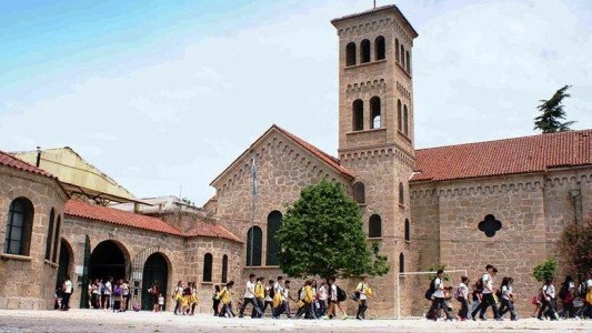 Un colegio de Villa Carlos Paz prohibió las polleras como uniforme