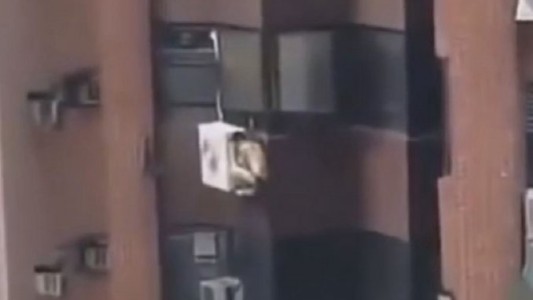 Estaba con una mujer casada, entró el esposo y terminó colgado de un aire acondicionado