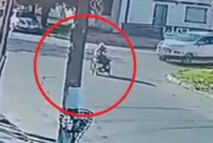 Video: Cruzaba la calle en silla de ruedas y lo atropelló una conductora