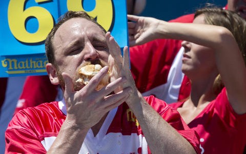 Rompió el récord al comer 70 panchos en un concurso