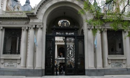 La Justicia falló a favor de los diplomáticos que reclamaron por Ganancias