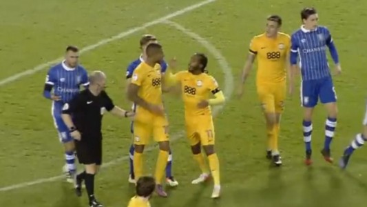 Video: se pelearon dos jugadores del mismo equipo en pleno partido y fueron expulsados