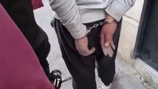 Salió a robar con la tobillera electrónica puesta: asaltó a un grupo de turistas y terminó detenido