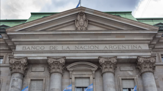 Caputo amenazó con cerrar sucursales del Banco Nación en municipios que suban sus tasas