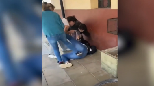 Madres de alumnos le dieron una paliza a la maestra en la puerta de la escuela