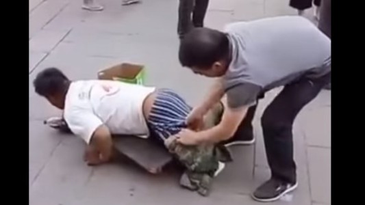 El falso minusválido que escondía sus piernas para pedir limosna