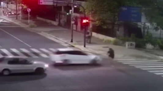 Ciclista pasó en rojo en una avenida y terminó atropellado