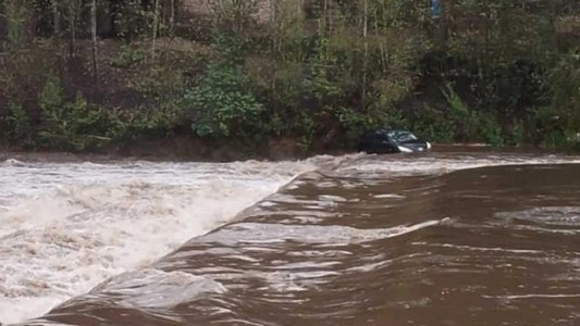 Calamuchita: Un auto intentó atravesar un río pero se lo llevó la crecida