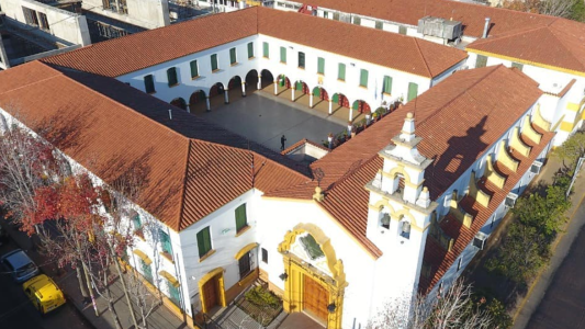 Escándalo en un colegio: alumno vendía fotos de sus compañeras desnudas creadas con IA