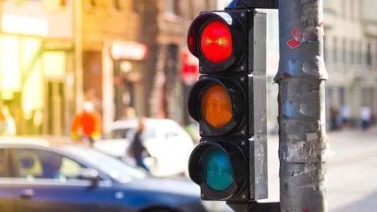 La multa por pasar un semáforo en rojo ya cuesta lo mismo que el alquiler de un monoambiente