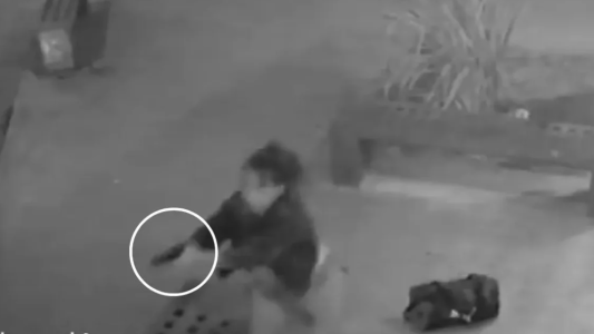 Sobreseyeron a la mujer policía que mató a un delincuente que le robó en Villa Lugano