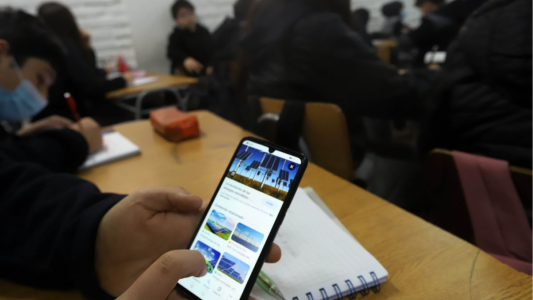 Ahora, en Córdoba: creaban y difundían imágenes de sus compañeras desnudas con IA