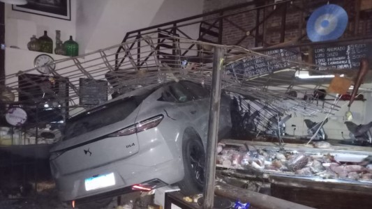 El conductor que chocó contra una fiambrería tiene seis multas y debe casi $500 mil