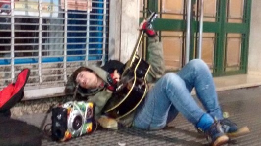 "Pity" Alvarez ahora sorprendió con un show tirado en la vereda