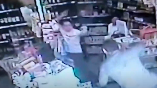 Video: botellazos contra el ladrón