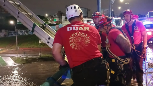 Video: dormía bajo un puente y se despertó en medio de la crecida del río en Córdoba