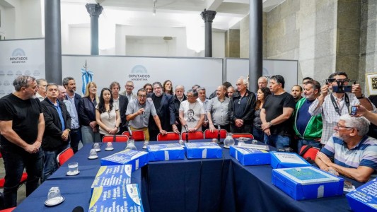 Las CTA y otras 60 organizaciones presentaron firmas en el Congreso contra el mega DNU de Milei
