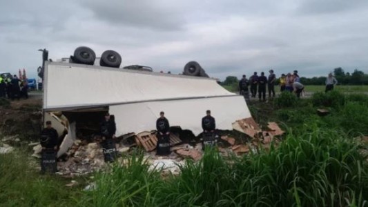 Un camión volcó en Tucumán y los vecinos robaron los fiambres