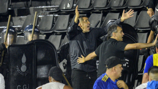 "Demuestra quién es Román": Serna elogió a Riquelme por frenar a la barra